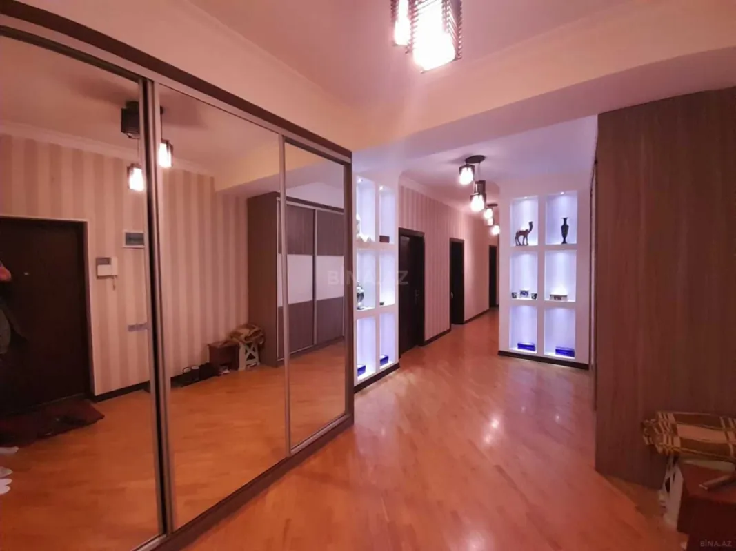 Satılır 3 otaqlı mənzil 135 m²