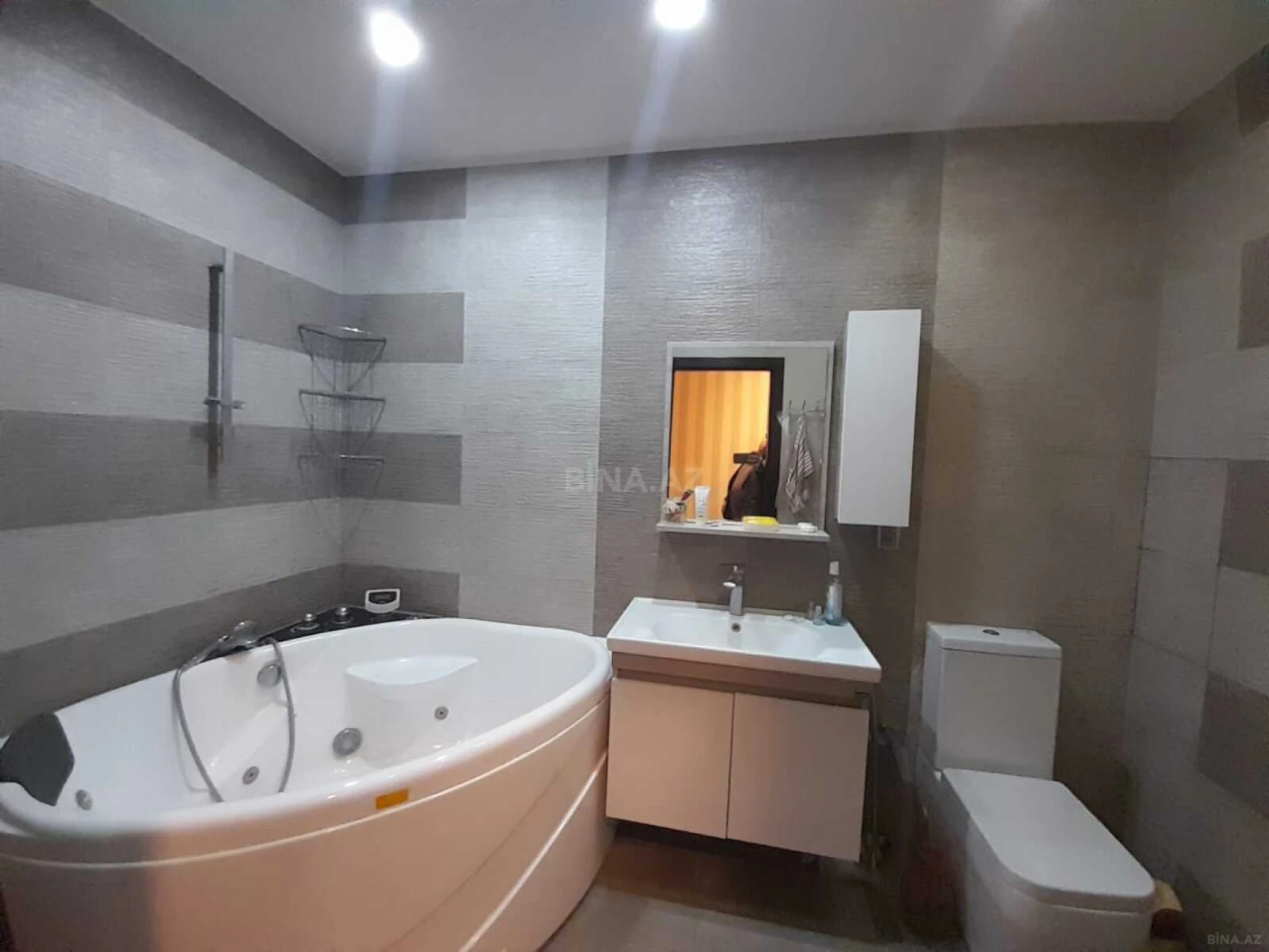 Satılır 3 otaqlı mənzil 135 m²