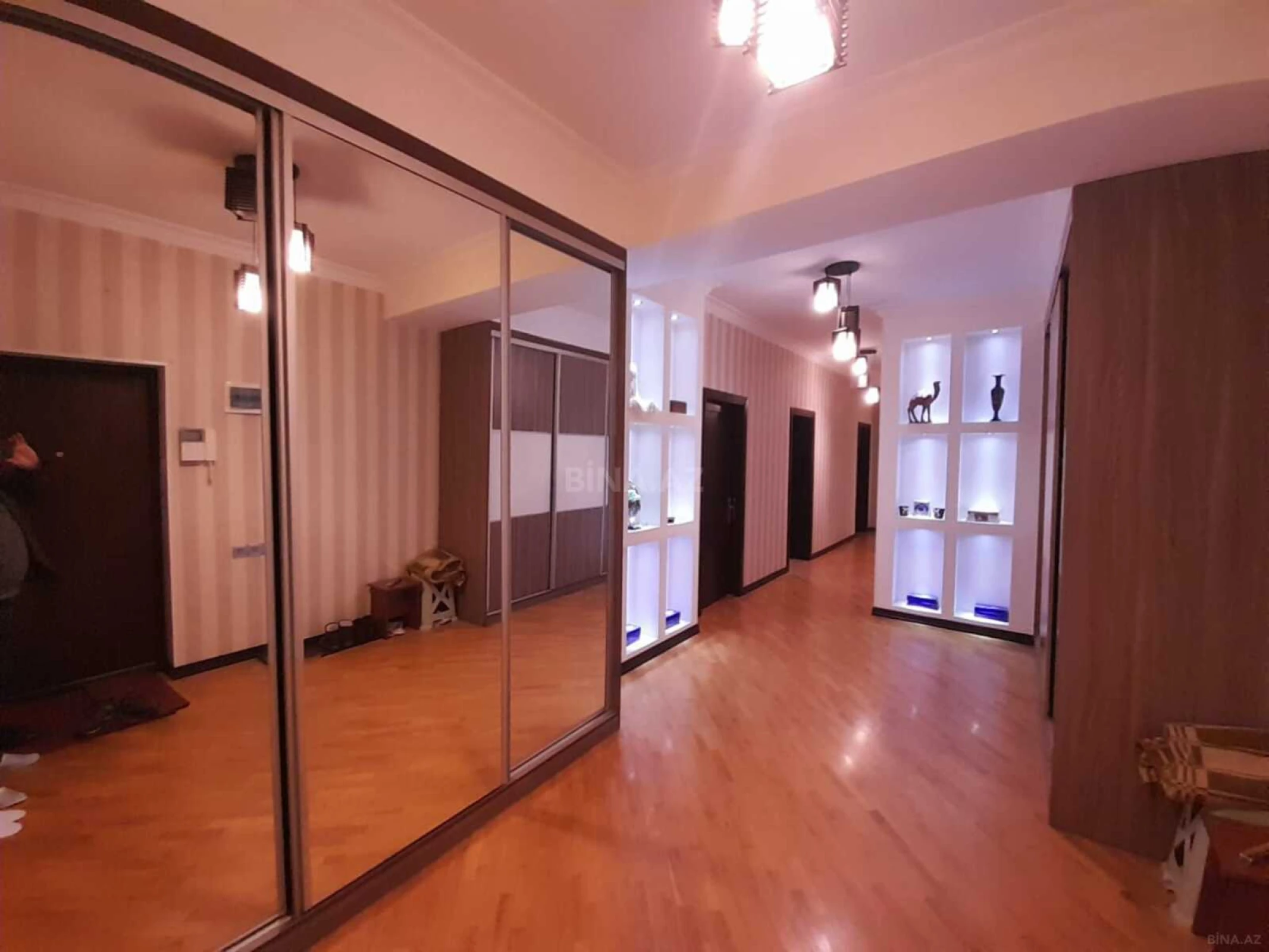Satılır 3 otaqlı mənzil 135 m²