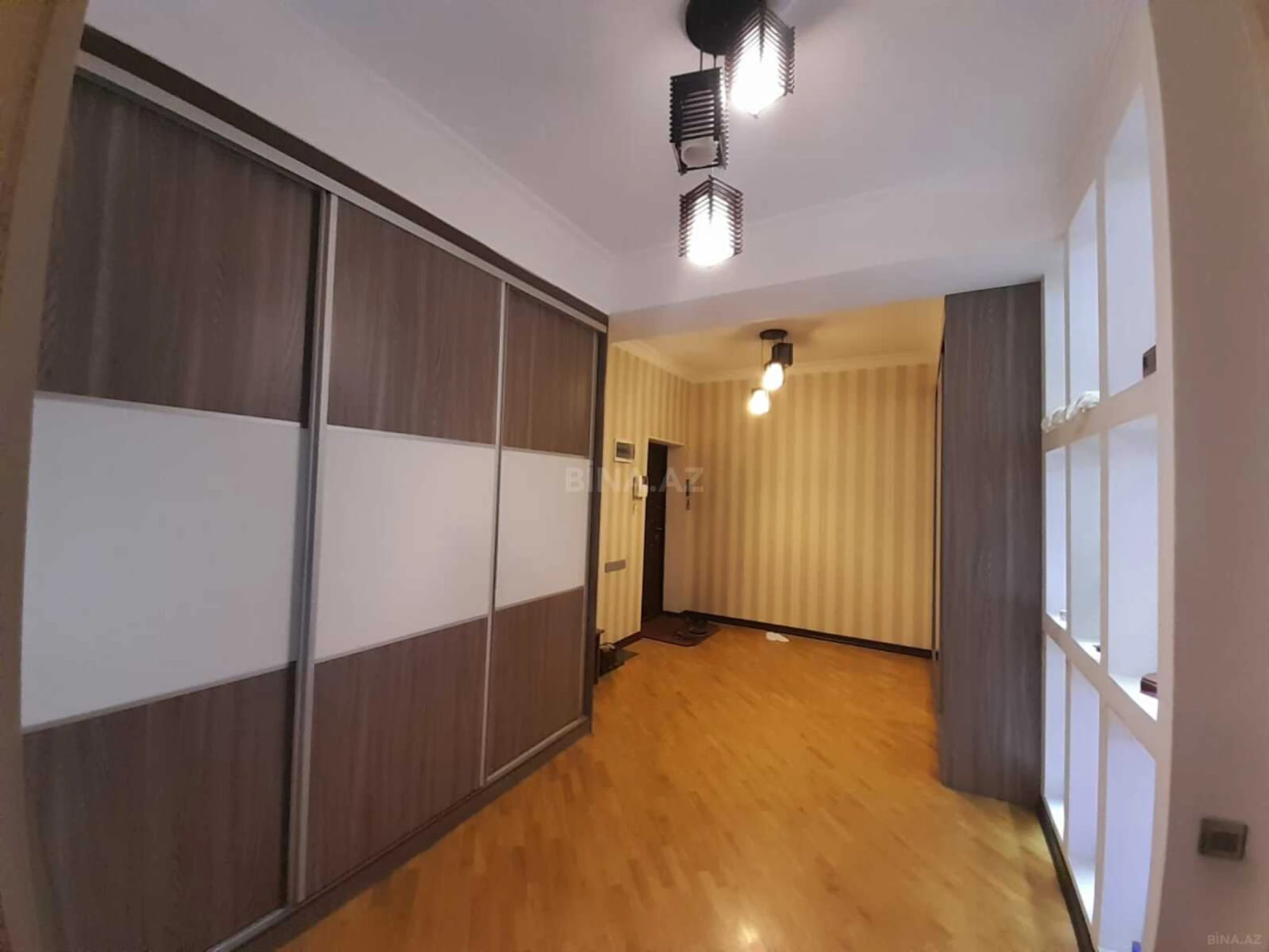Satılır 3 otaqlı mənzil 135 m²