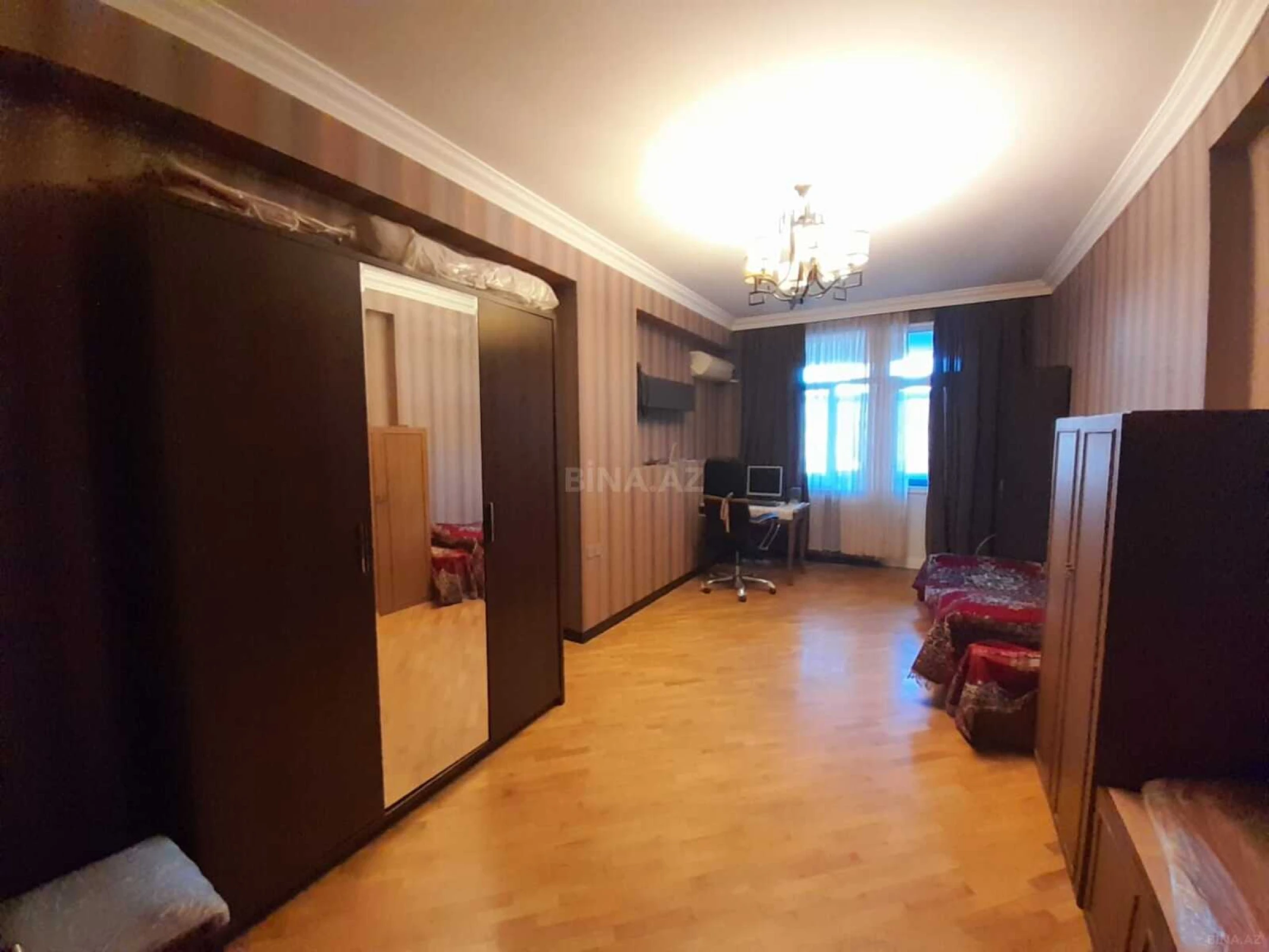 Satılır 3 otaqlı mənzil 135 m²
