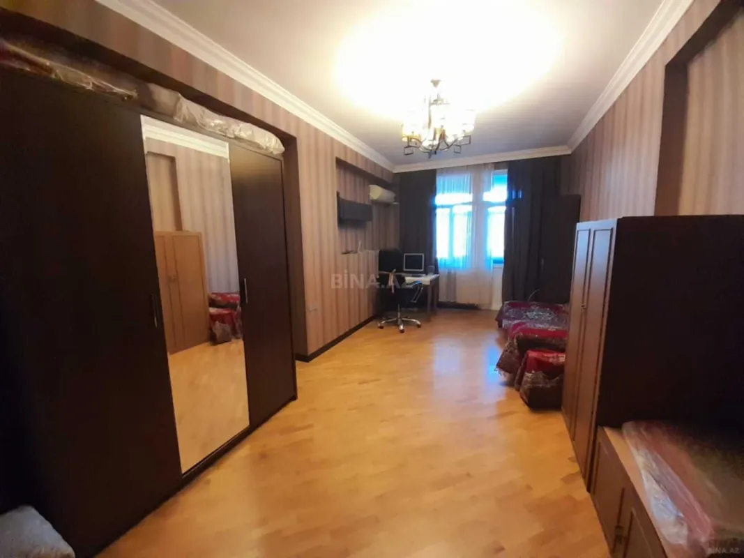 Satılır 3 otaqlı mənzil 135 m²