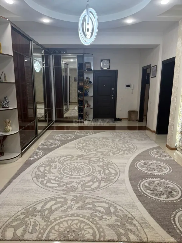Satılır 4 otaqlı mənzil 165 m²