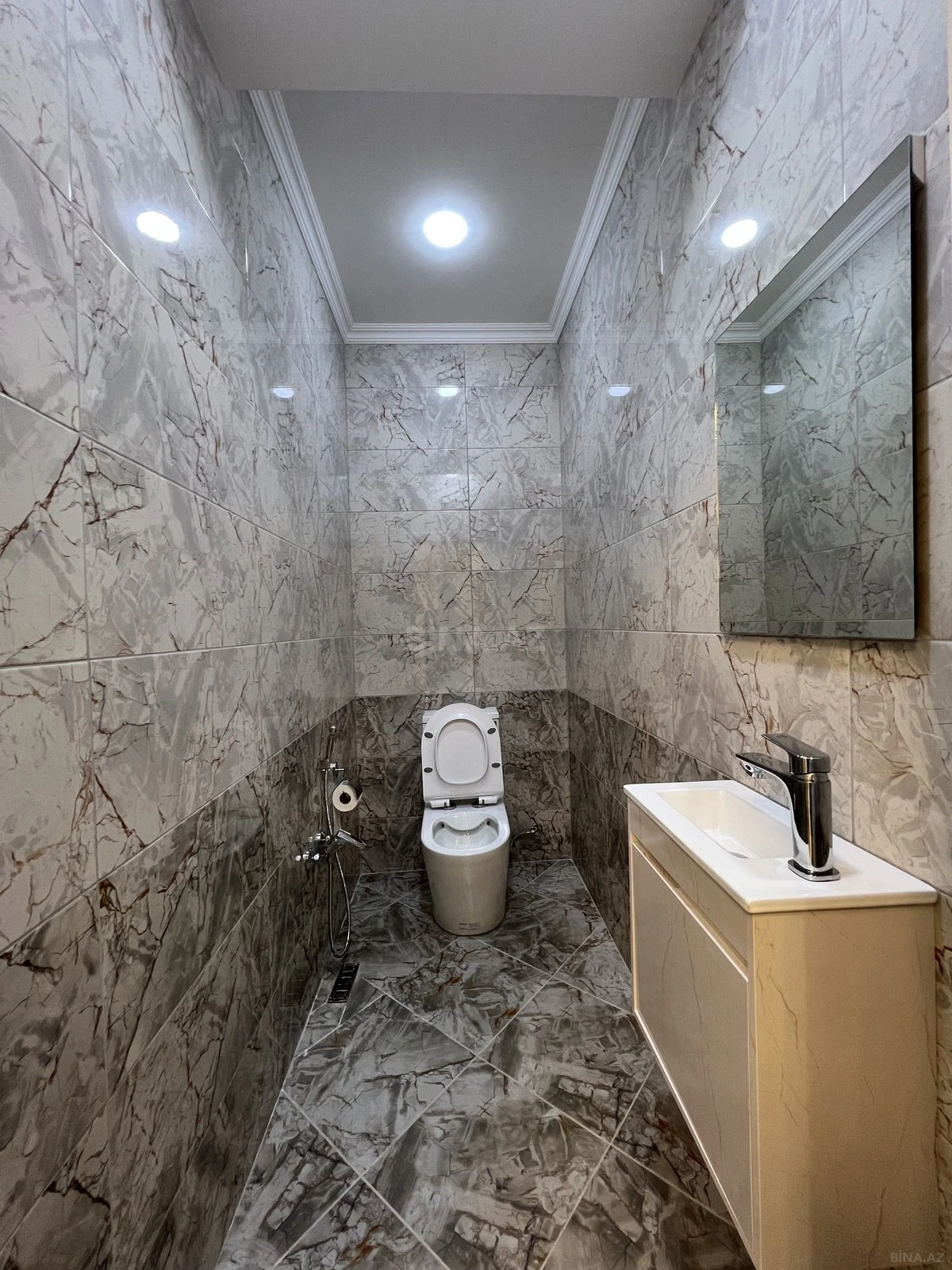 Satılır 3 otaqlı mənzil 132 m²