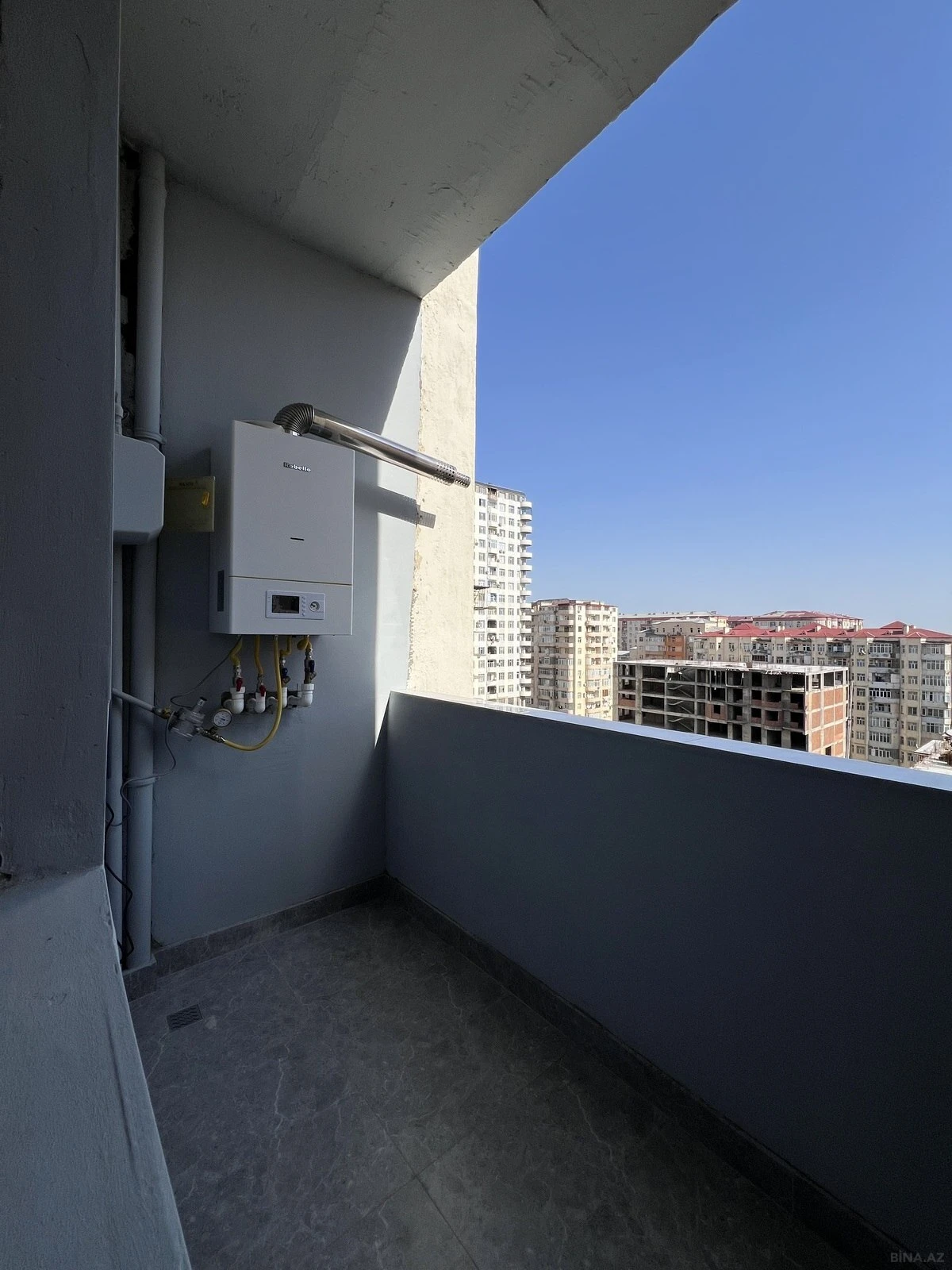 Satılır 3 otaqlı mənzil 132 m²