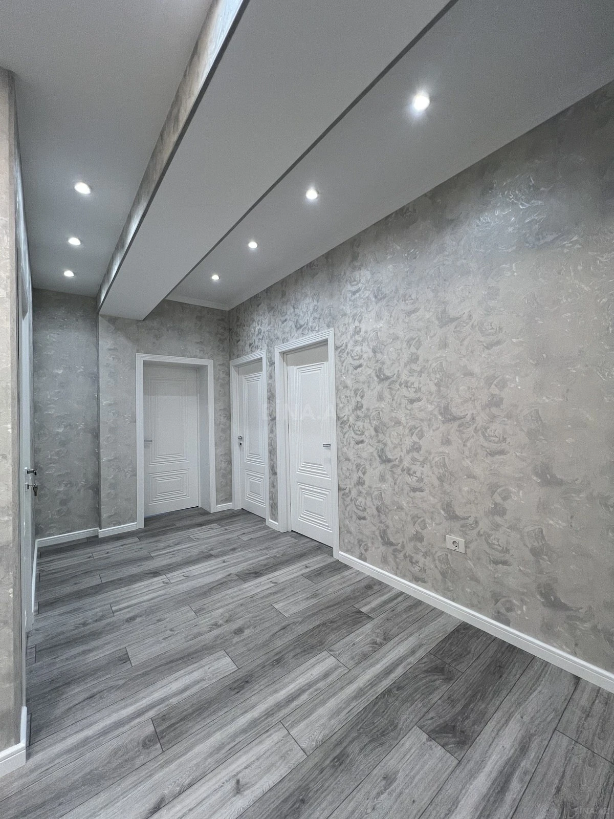 Satılır 3 otaqlı mənzil 132 m²
