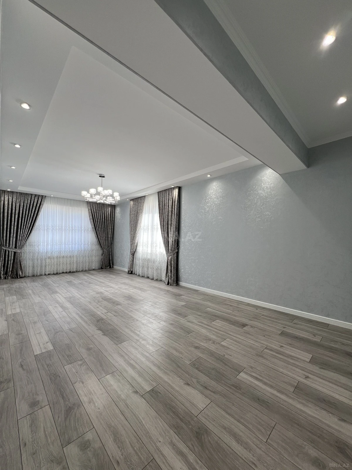 Satılır 3 otaqlı mənzil 132 m²