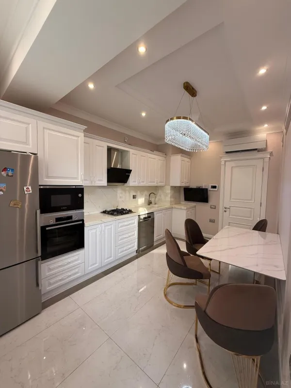 Satılır 4 otaqlı mənzil 180 m²