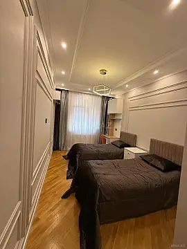 Satılır 4 otaqlı mənzil 180 m²