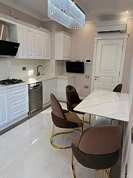 Satılır 4 otaqlı mənzil 180 m²