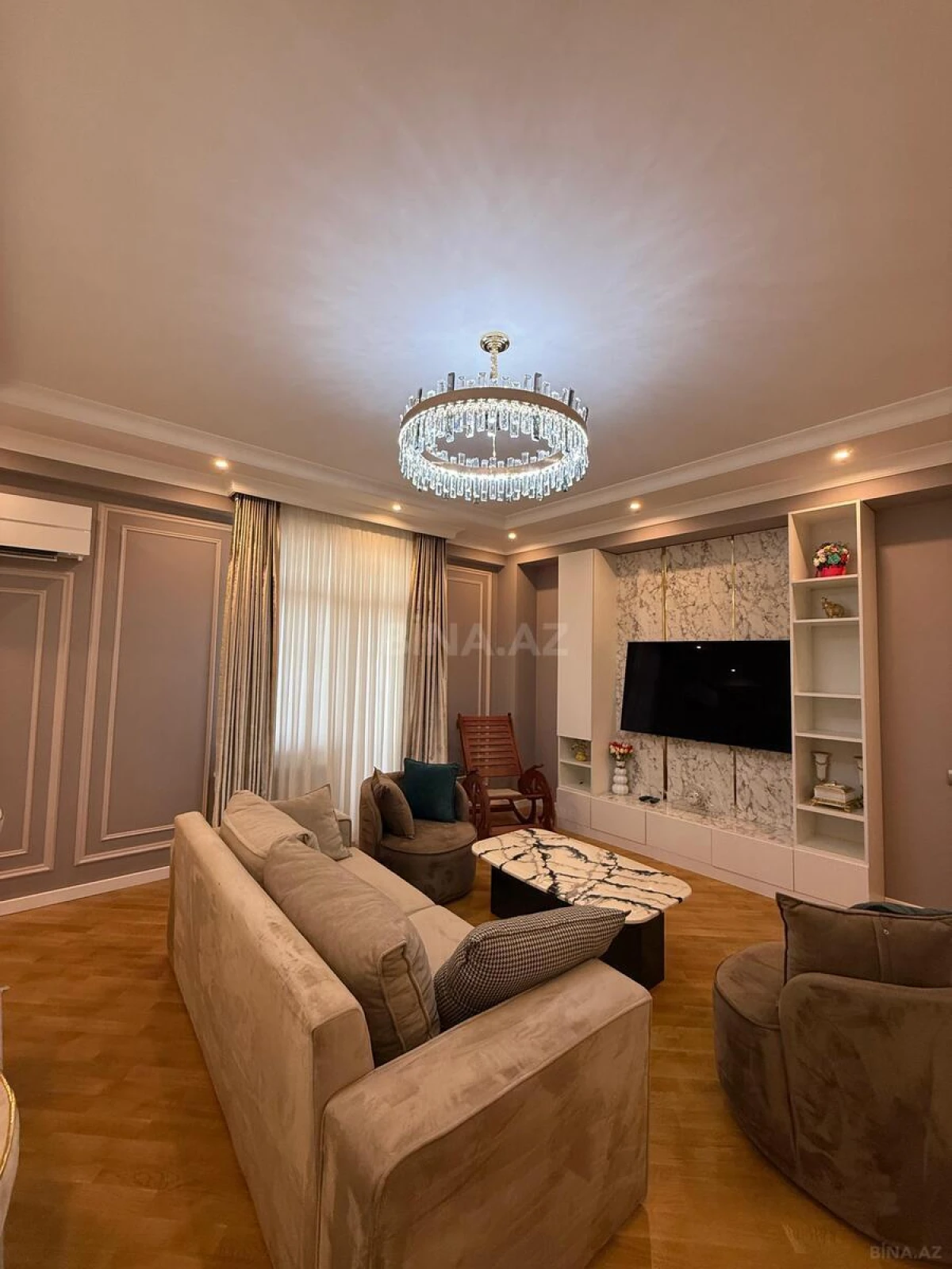Satılır 4 otaqlı mənzil 180 m²