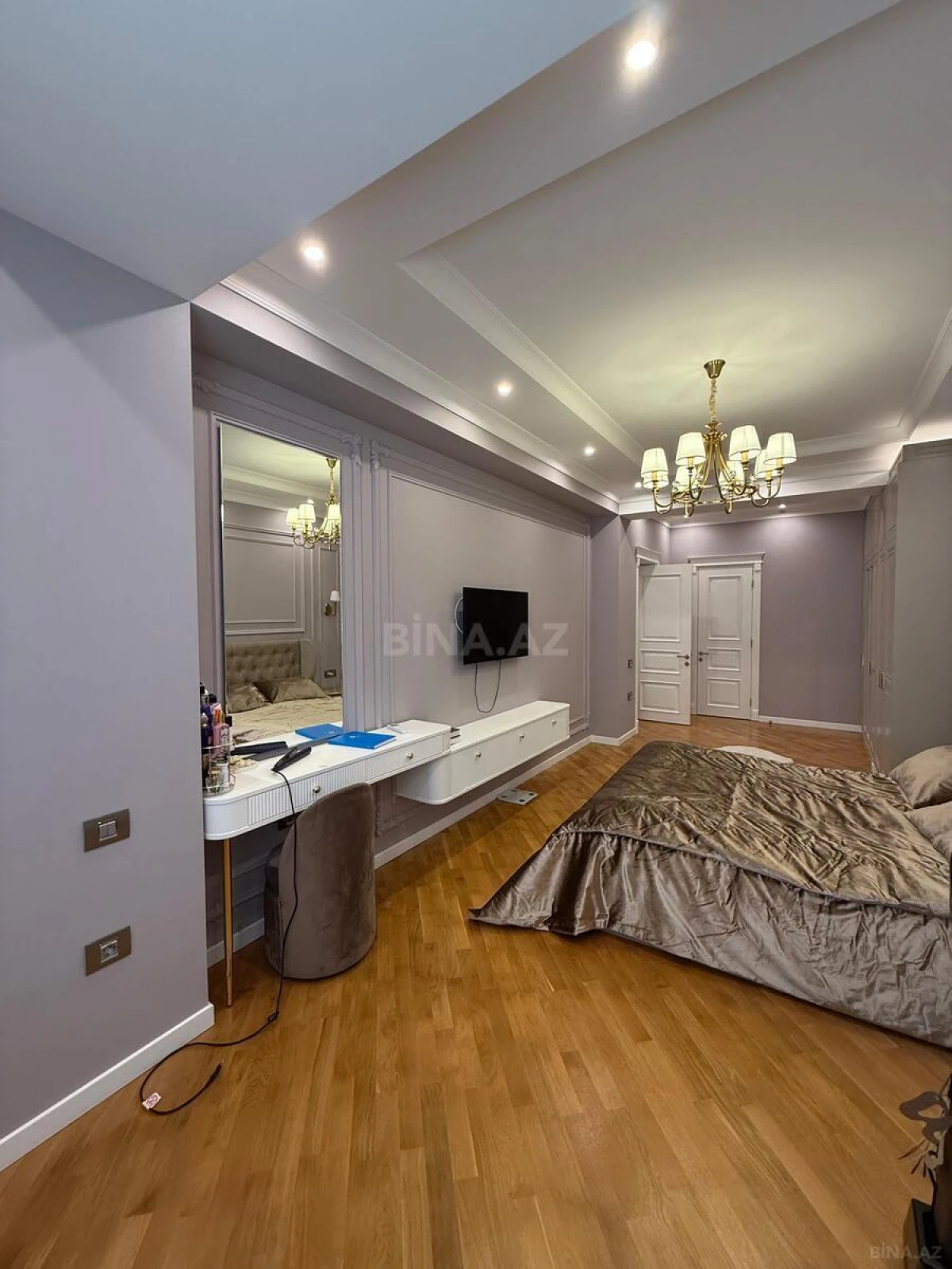 Satılır 4 otaqlı mənzil 180 m²