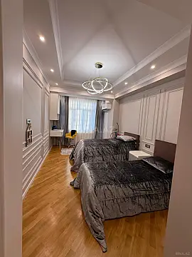 Satılır 4 otaqlı mənzil 180 m²