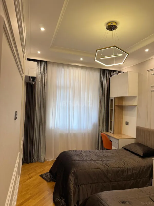 Satılır 4 otaqlı mənzil 180 m²