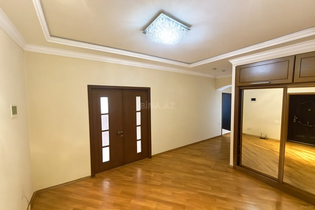 Satılır 3 otaqlı mənzil 135 m²