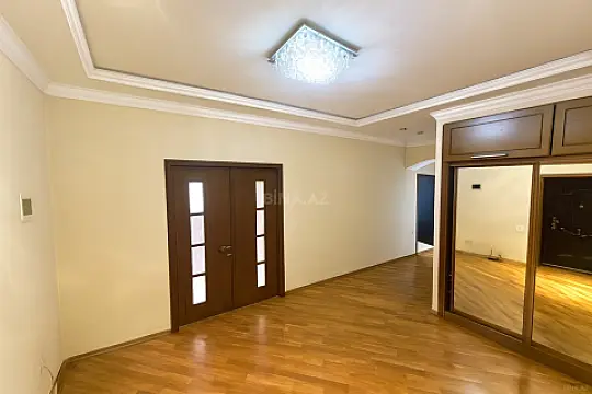 Satılır 3 otaqlı mənzil 135 m²