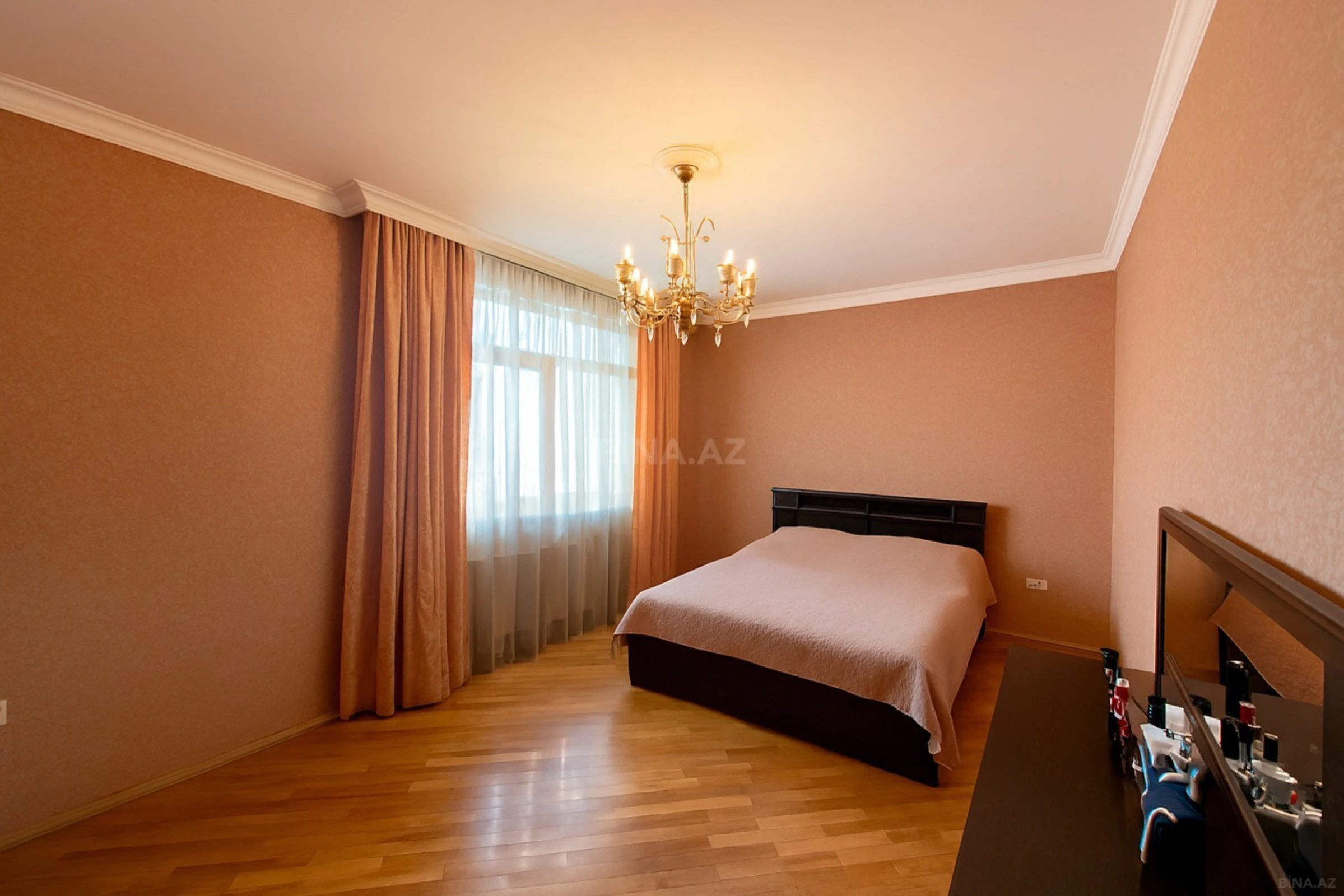 Satılır 3 otaqlı mənzil 135 m²