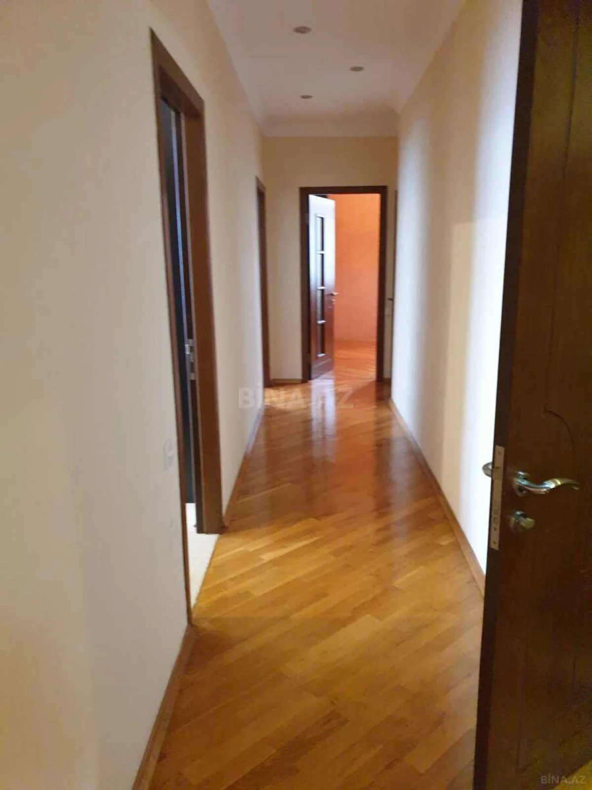 Satılır 3 otaqlı mənzil 135 m²
