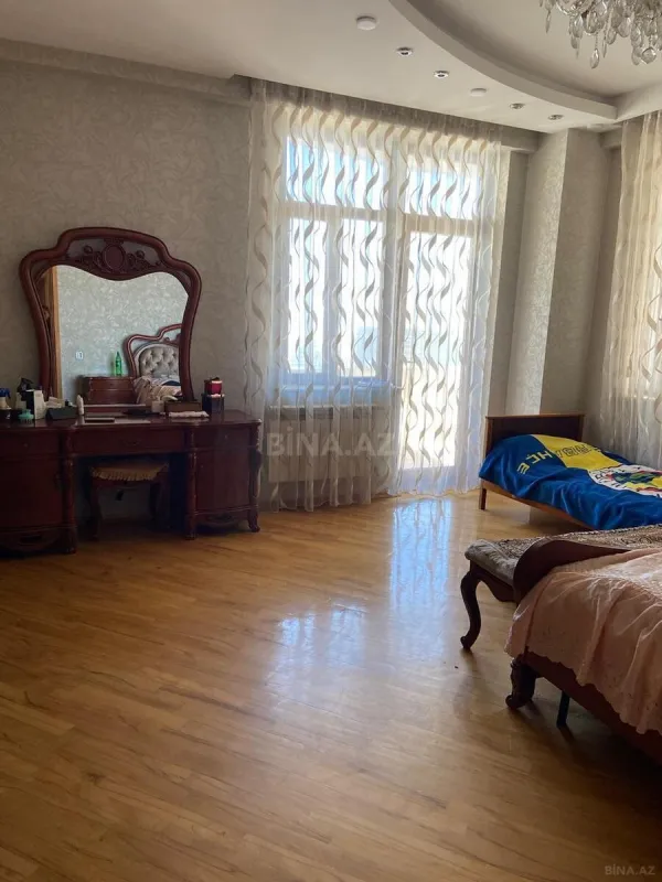 Satılır 4 otaqlı mənzil 225 m²