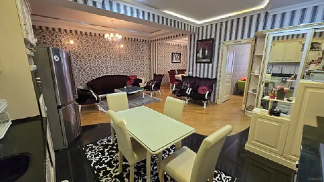 Satılır 3 otaqlı mənzil 135 m² — Bakı, İnşaatçılar 3 otaq 135.00 m²