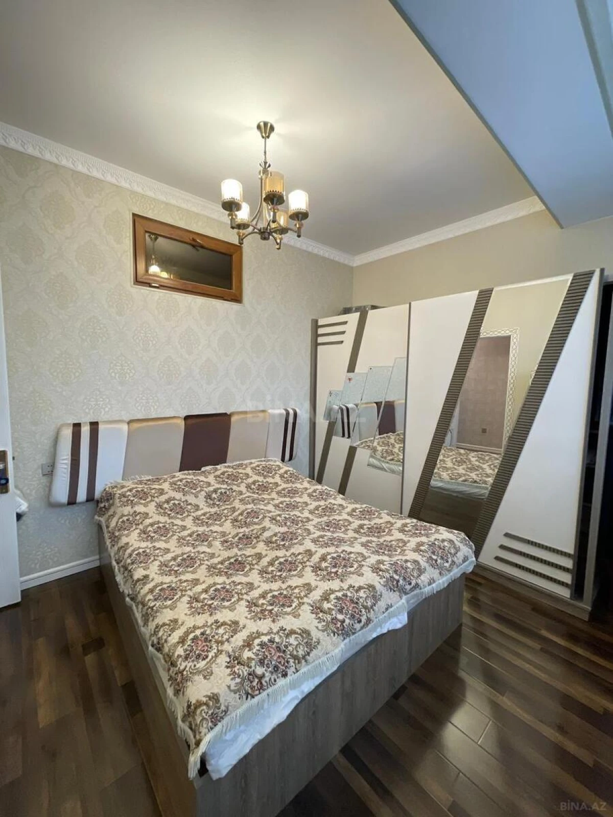 Satılır 4 otaqlı mənzil 137 m²