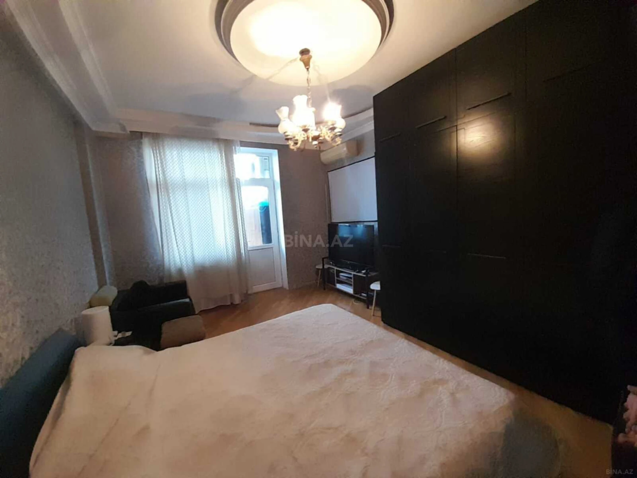 Satılır 3 otaqlı mənzil 131 m²