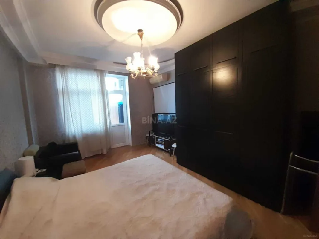 Satılır 3 otaqlı mənzil 131 m²