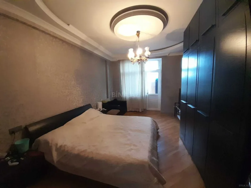 Satılır 3 otaqlı mənzil 131 m²