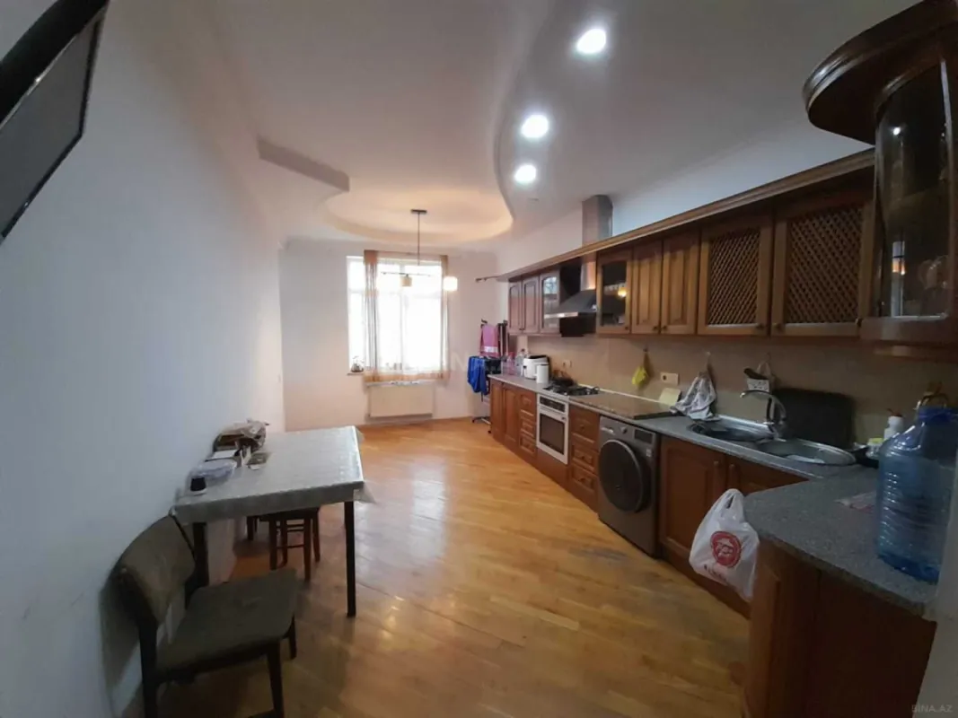 Satılır 3 otaqlı mənzil 131 m²