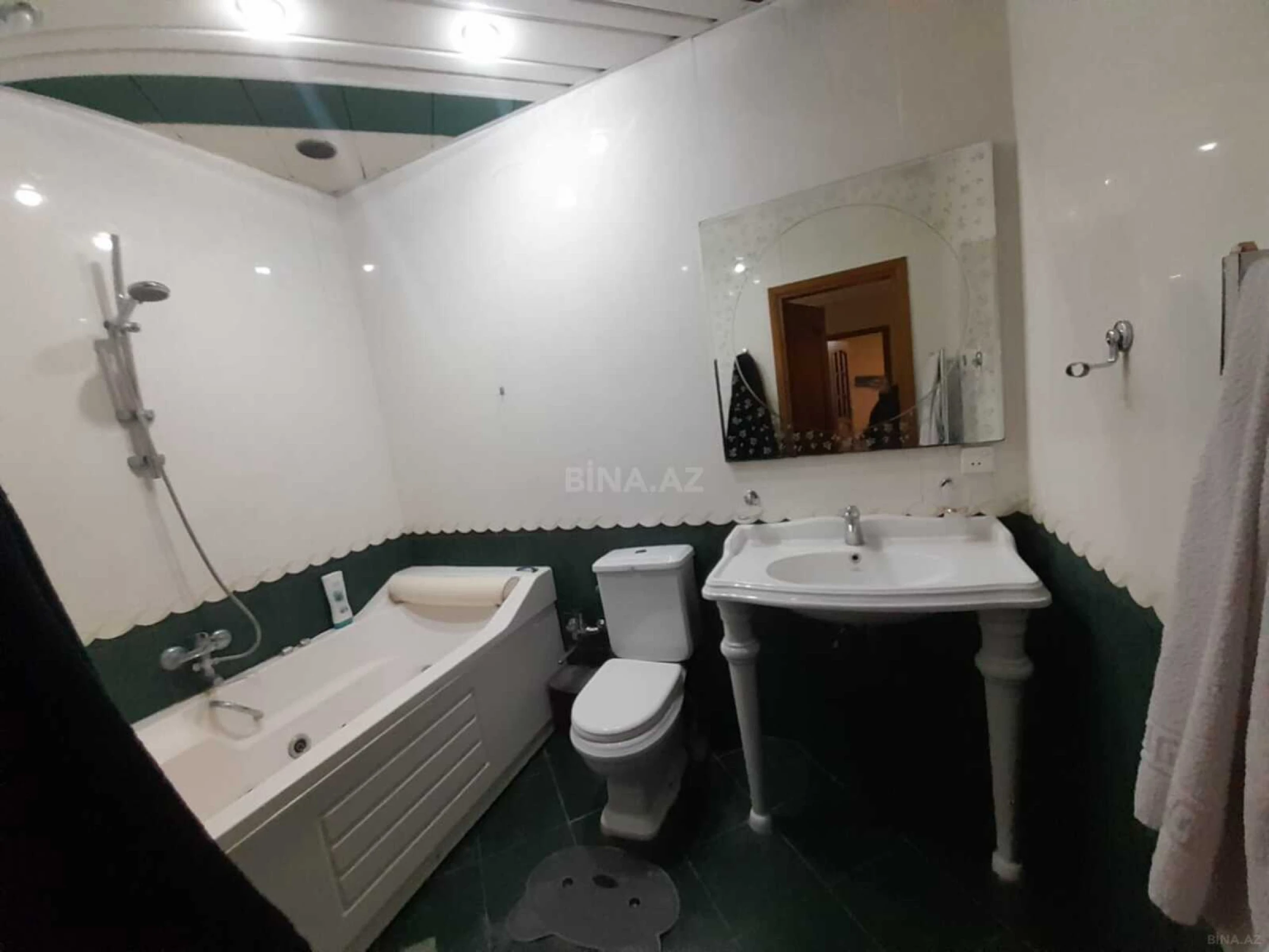 Satılır 3 otaqlı mənzil 131 m²