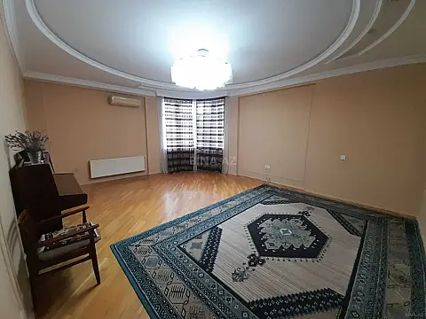 Satılır 3 otaqlı mənzil 131 m²