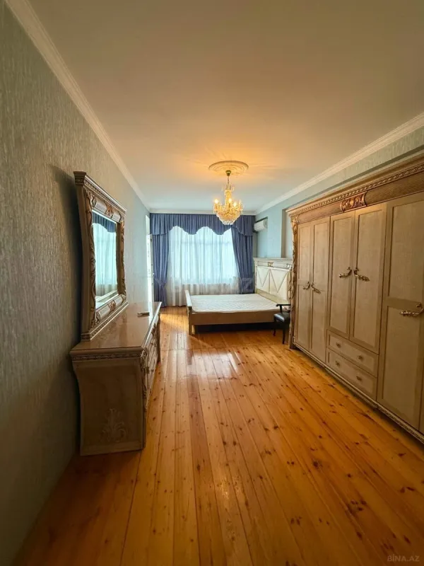Satılır 3 otaqlı mənzil 130 m²