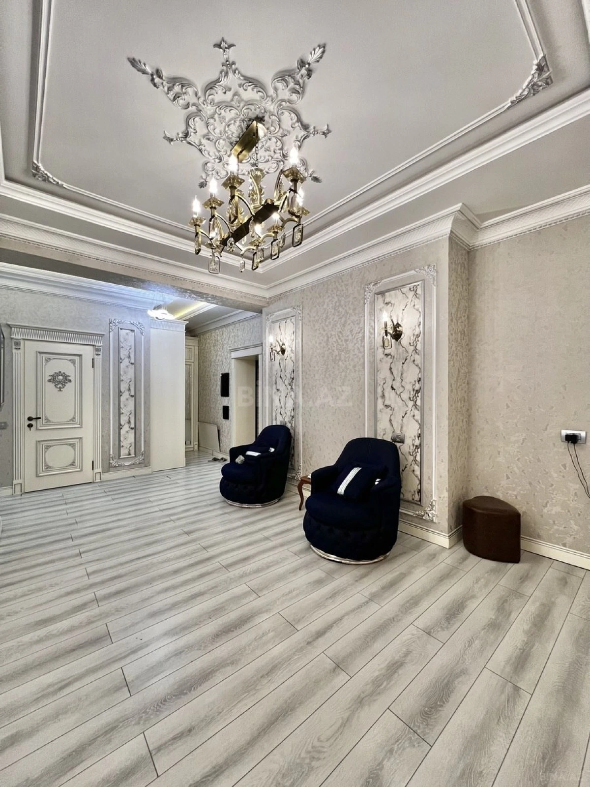 Satılır 4 otaqlı mənzil 220 m²