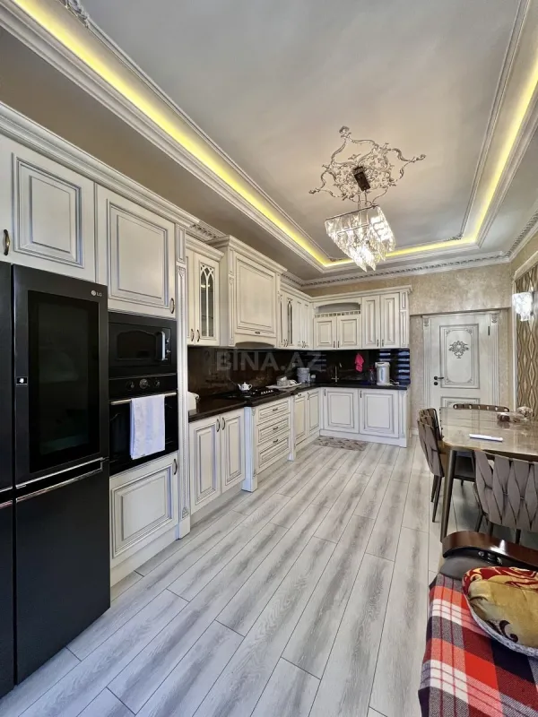 Satılır 4 otaqlı mənzil 220 m²