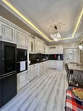 Satılır 4 otaqlı mənzil 220 m²