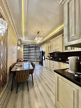 Satılır 4 otaqlı mənzil 220 m²