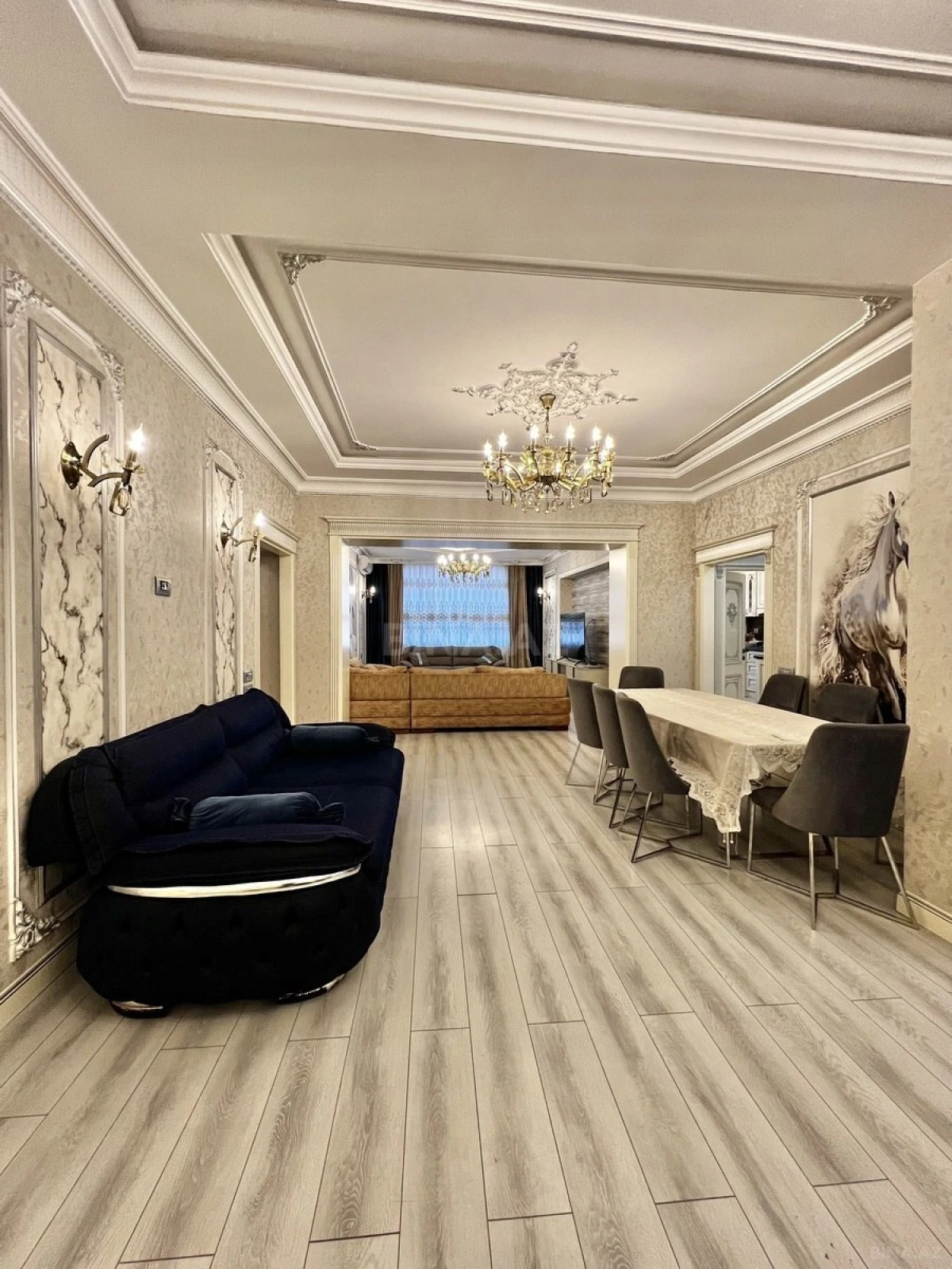 Satılır 4 otaqlı mənzil 220 m²