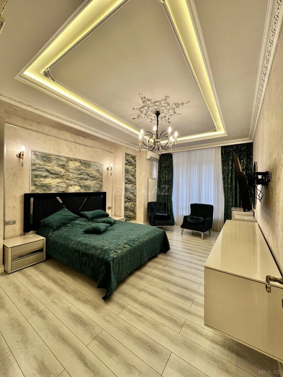 Satılır 4 otaqlı mənzil 220 m²