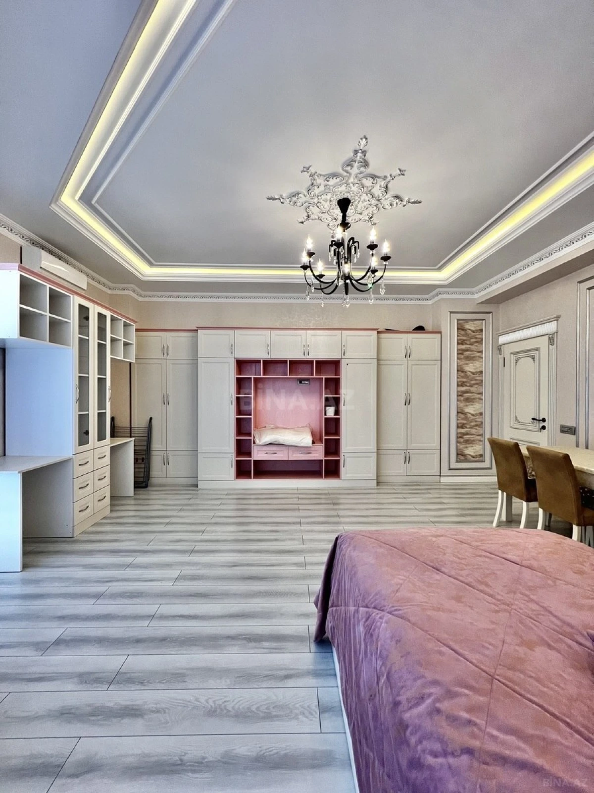 Satılır 4 otaqlı mənzil 220 m²