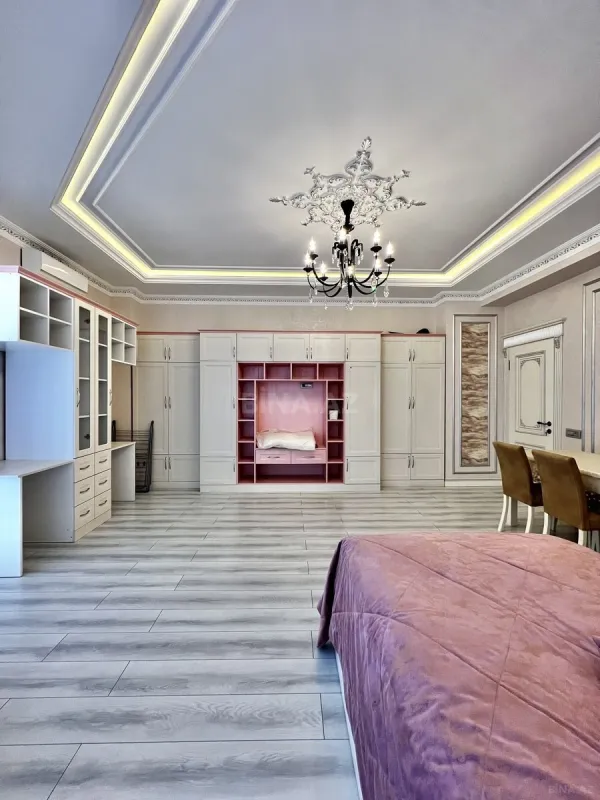 Satılır 4 otaqlı mənzil 220 m²