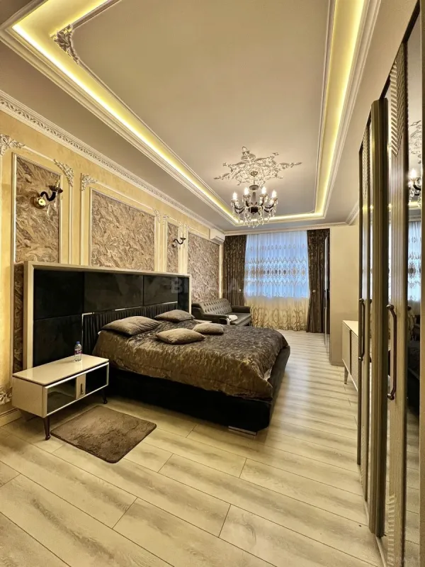 Satılır 4 otaqlı mənzil 220 m²