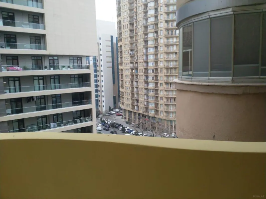 Satılır 4 otaqlı mənzil 191 m²