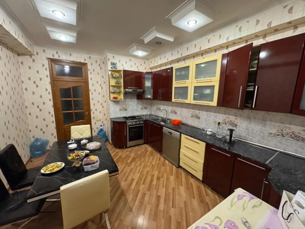 Satılır 4 otaqlı mənzil 159 m²