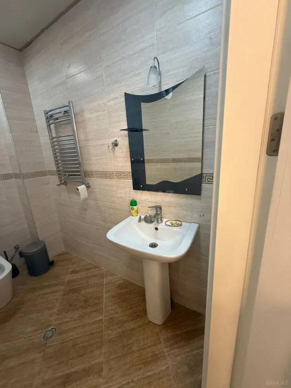 Satılır 3 otaqlı mənzil 131 m²