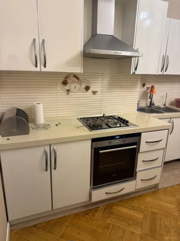 Satılır 3 otaqlı mənzil 131 m²