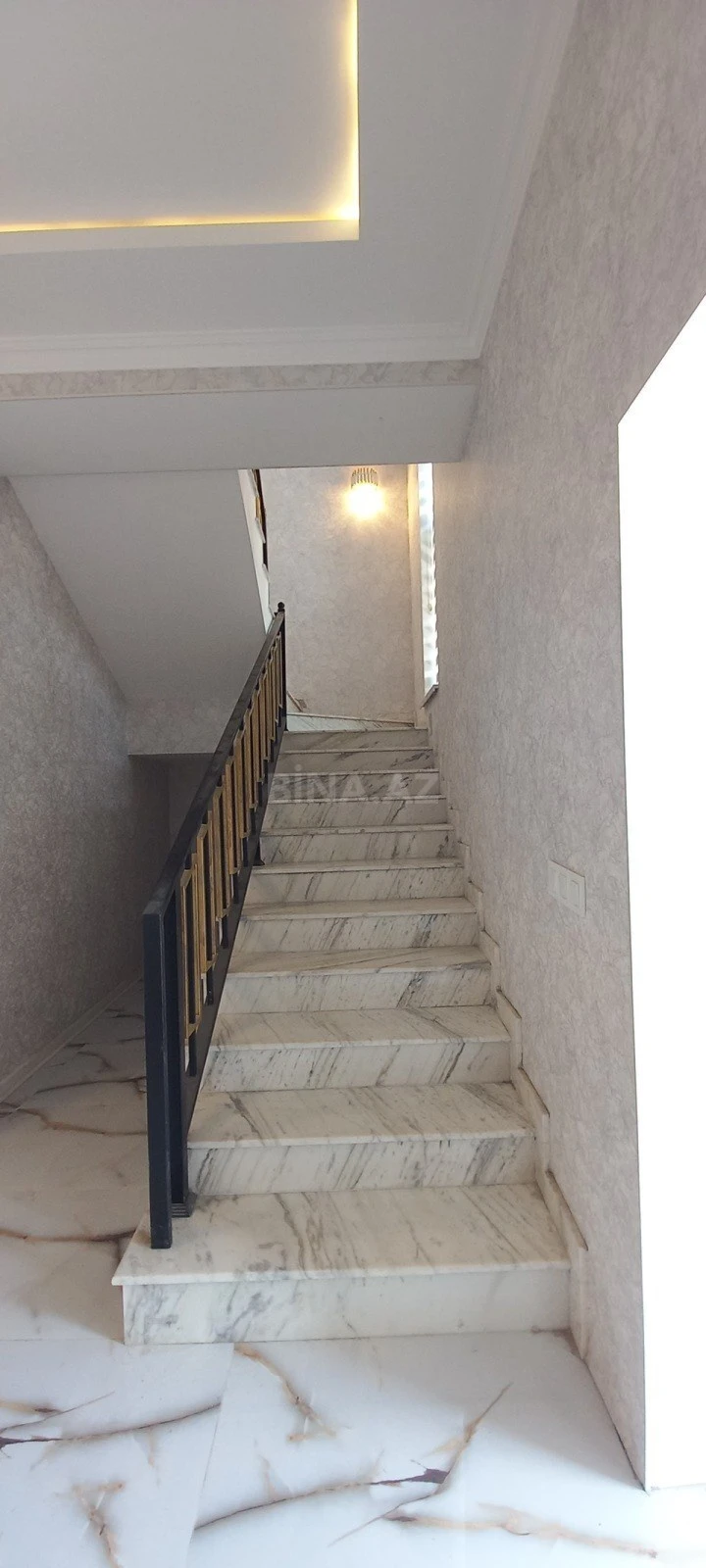 Satılır 5 otaqlı həyət evi 220 m²