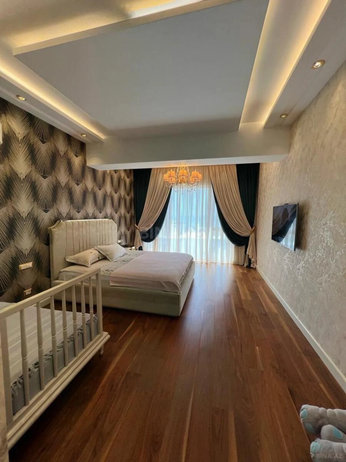 Satılır 3 otaqlı mənzil 141 m²