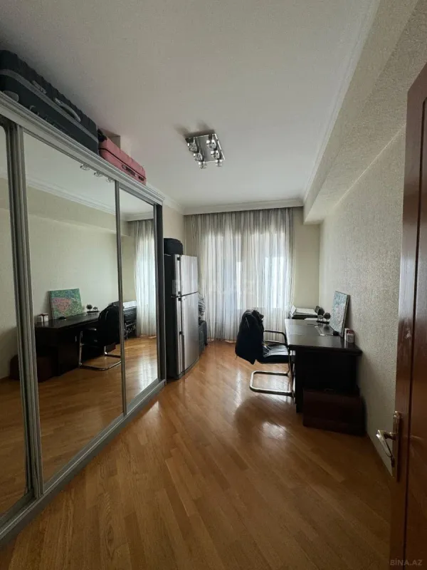 Satılır 4 otaqlı mənzil 185 m²