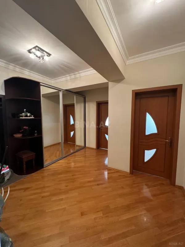 Satılır 4 otaqlı mənzil 185 m²