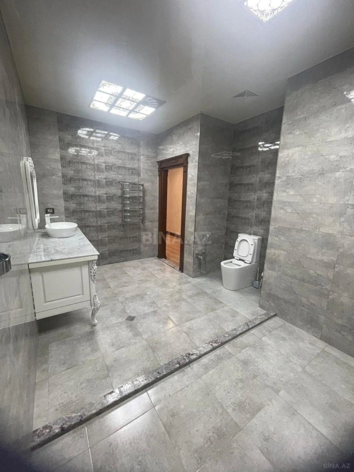 Satılır 4 otaqlı mənzil 180 m²